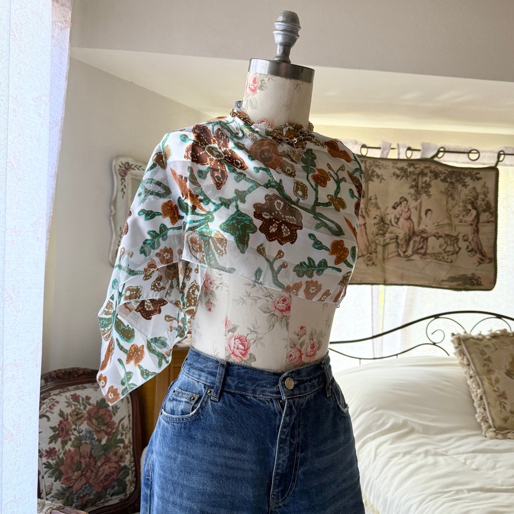 white floral‎ shawl